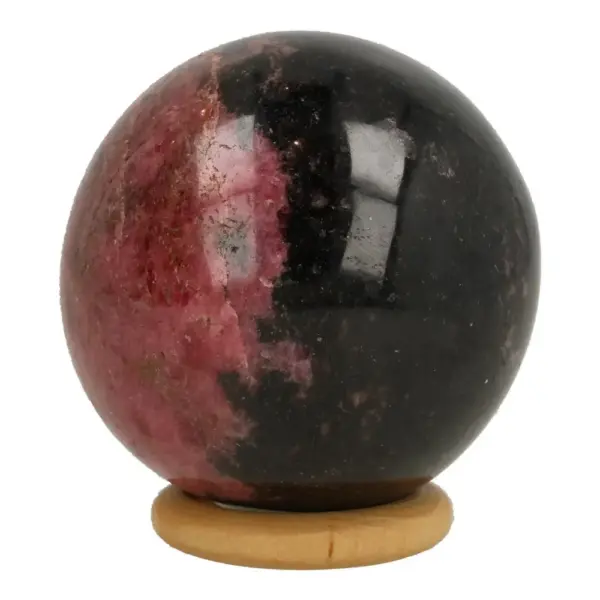 Fraaie rhodoniet bol met diameter van 54mm op houten ring