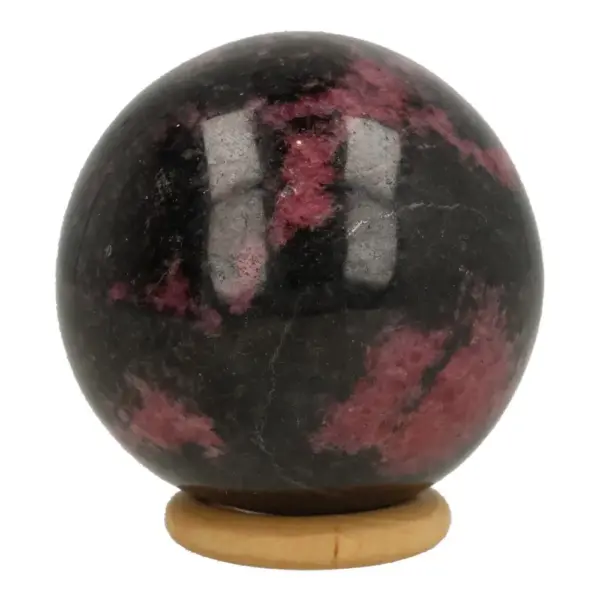 Fraaie donkere rhodoniet bol met diameter van 56mm op houten ring