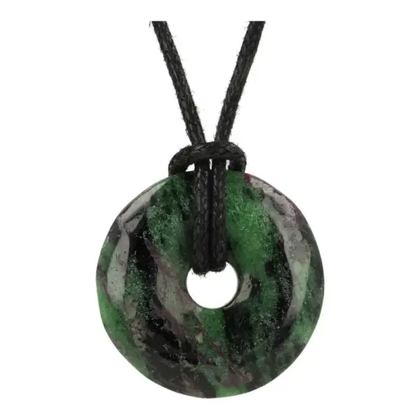 Fraaie groen met paarse robijn in zoisiet donut hanger met diameter van 3cm aan zwart wakoord
