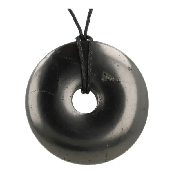 zwarte shuniget donut hanger met diameter van 4,8cm aan zwart waxkoord