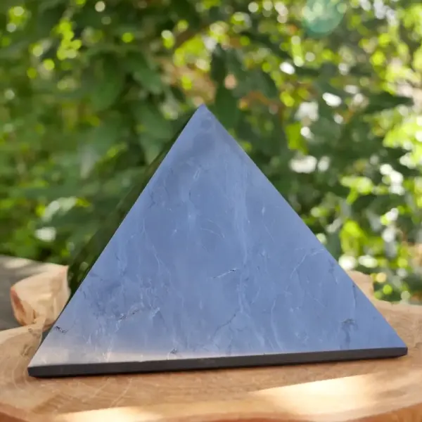 Fraaie grote shungiet piramide van 14cm breed en 10cm hoog
