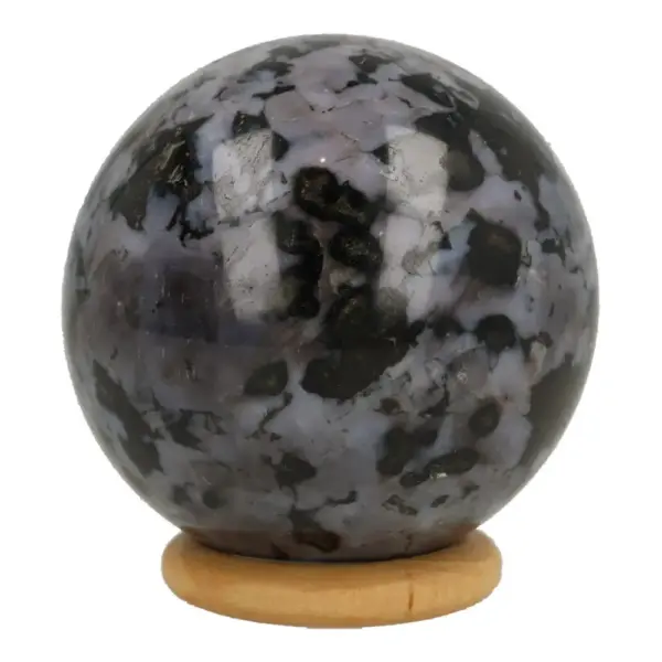 Leuke gabbro bol met diameter van 52mm op houten ring