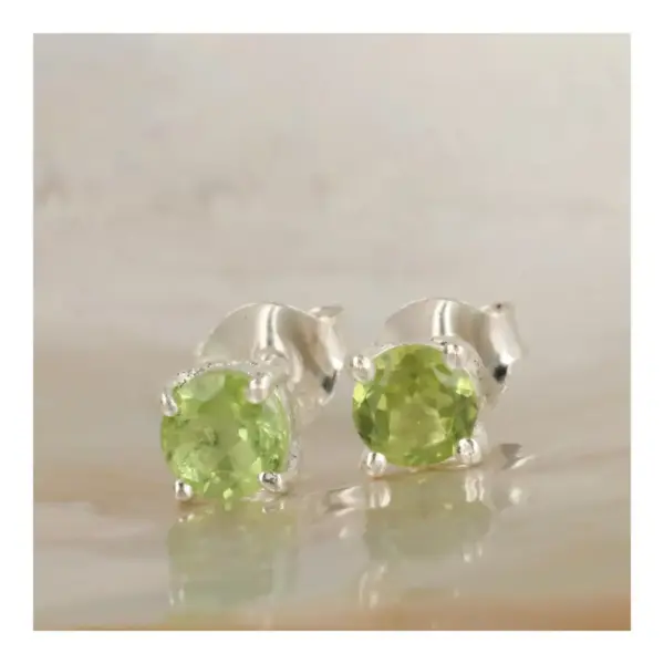 Fraaie heldere groene perdioot oorbel in zilver met ronde facet geslepen perdioot van 3,5mm diameter