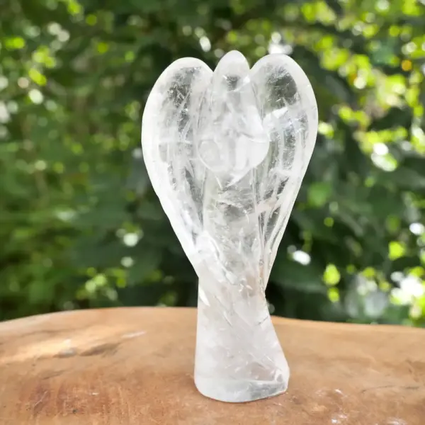 Fraaie heldere bergkristal engel van ongeveer 10cm hoog met mooi vrouwelijk ontwerp
