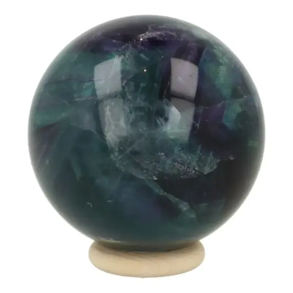 Mooie donkere groene en paarse fluoriet bol met diameter van 58mm op houten ring