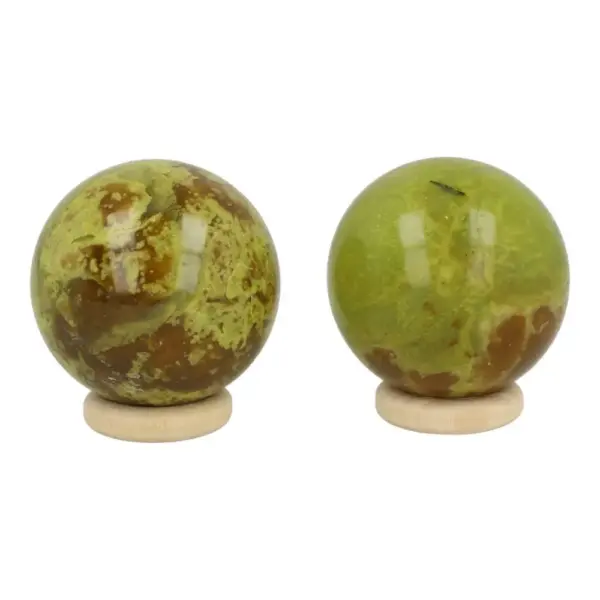 Frisse groene opaal bol met diameter van 4cm op houten ring