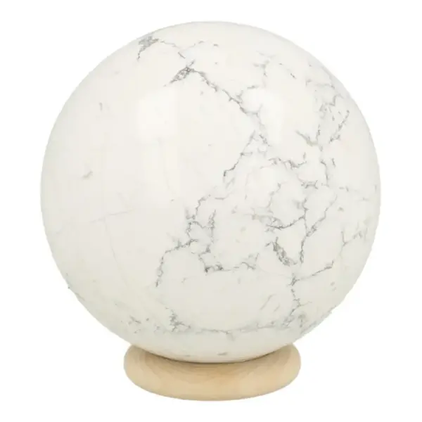 Fraaie witte howliet bol met diameter van 56mm op houten ring