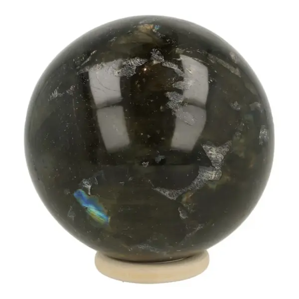 Bijzondere labradoriet bol met diameter van circa 85mm op houten ring