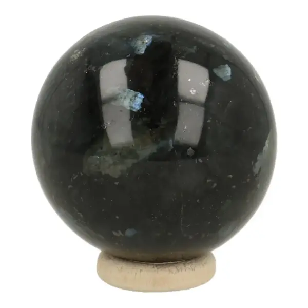 Mooie kwaliteit larvikiet bol met diameter van 51mm op houten ring
