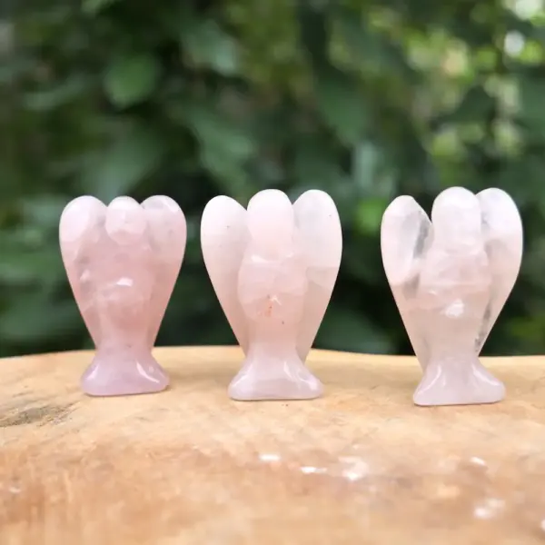 Fijne rozenkwarts engel van ongeveer 4cm hoog