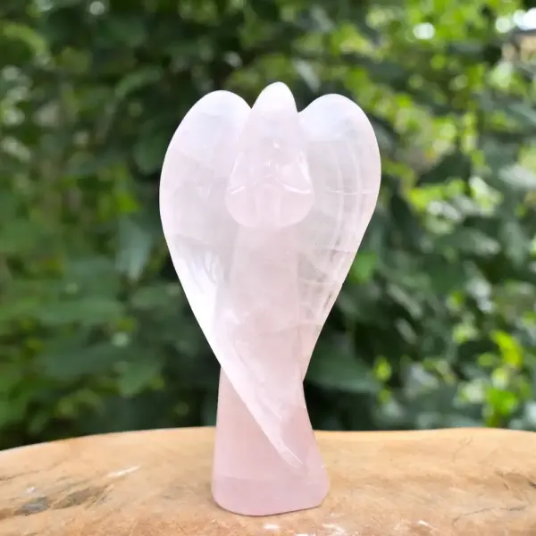 Fraaie rozenkwarts engel met moi rond en vrouwelijk ontwerp van 10cm hoog