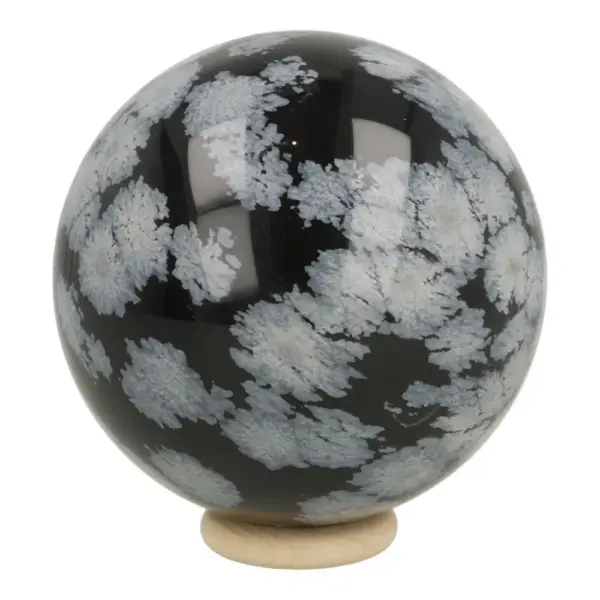 Fraaie sneeuwvlok obsidiaan bol met diameter van 72mm op houten ring