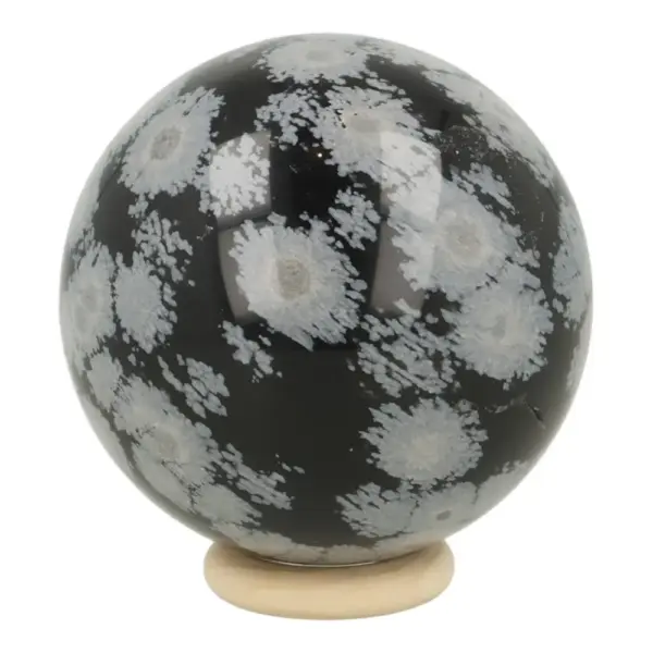 Fraaie sneeuwvlok obsidiaan bol met diameter van 61mm op houten ring